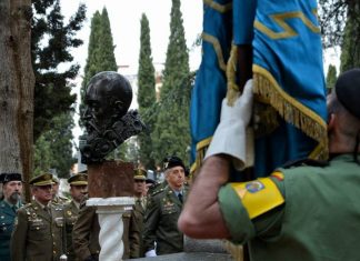 La Brigada Paracaidista rinde homenaje a Cervantes ante la tumba al soldado desconocido en el cementerio municipal