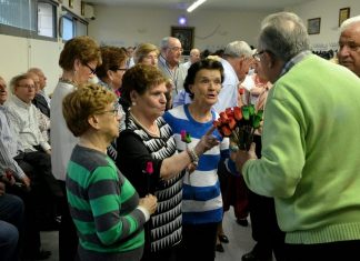 Rosas para las mujeres mayores en el día de la Madre
