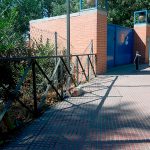 Vallado roto del recinto ferial en alcalá a pocos dias de las ferias (peligro por caidas)