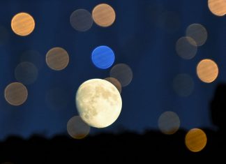 La Luna entre luces por los Santos Niños