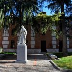 La escultura de Cisneros del Convento de las Juanas en su nueva ubicación en el Patio de Filósofos de la Universidad La escultura de Cisneros del Convento de las Juanas en su nueva ubucación en el Patio de Filósofos de la Universidad