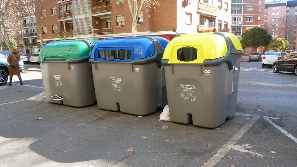 Continúa la sustitución de 1.900 contenedores de basura nuevos