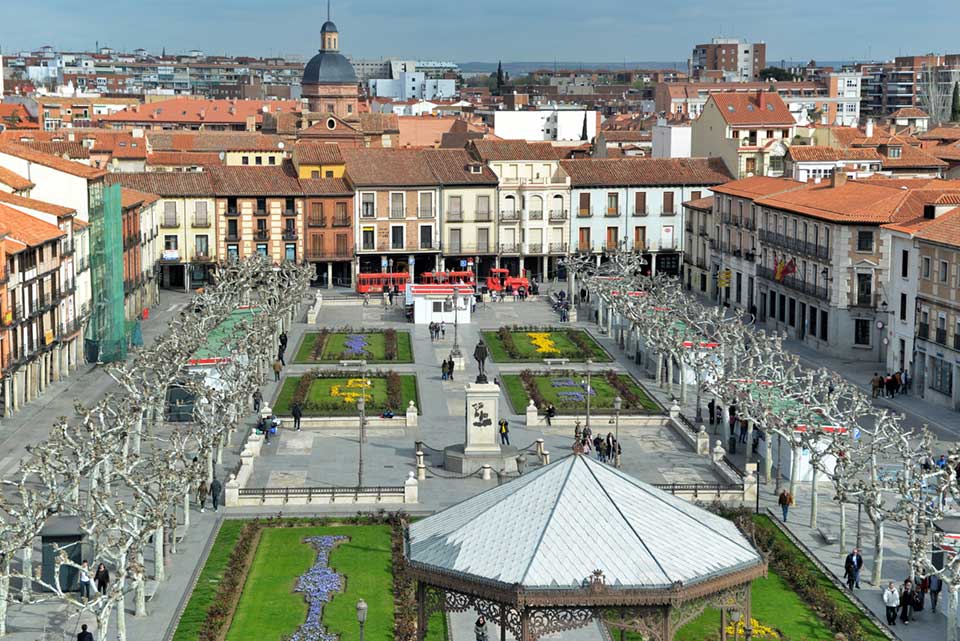Vista de la Plaza de Cervantes en abril
