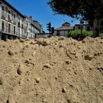 Cerros de arena en la Plaza de Cervantes