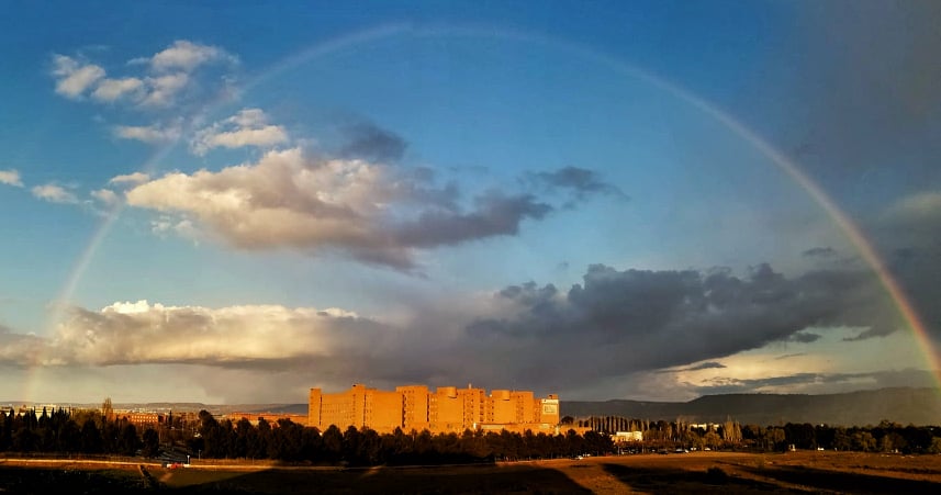 El arco iris envuelve el Hospital de Alcalá