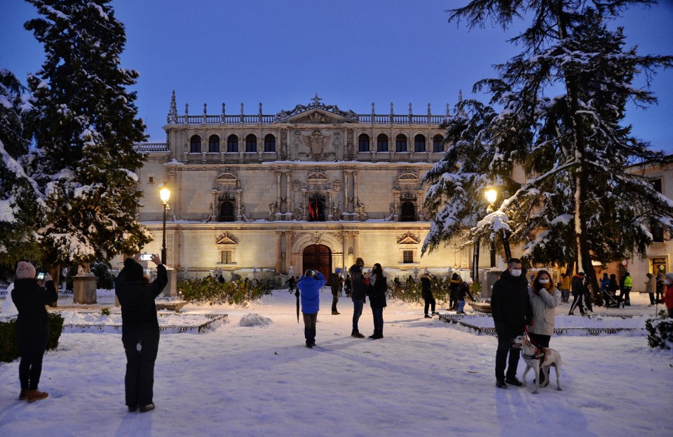 Nocturna de la nevada histórica en la Universidad Cisneriana