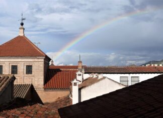 Un arco iris de abril en la Ciudad Patrimonio de la Humanidad