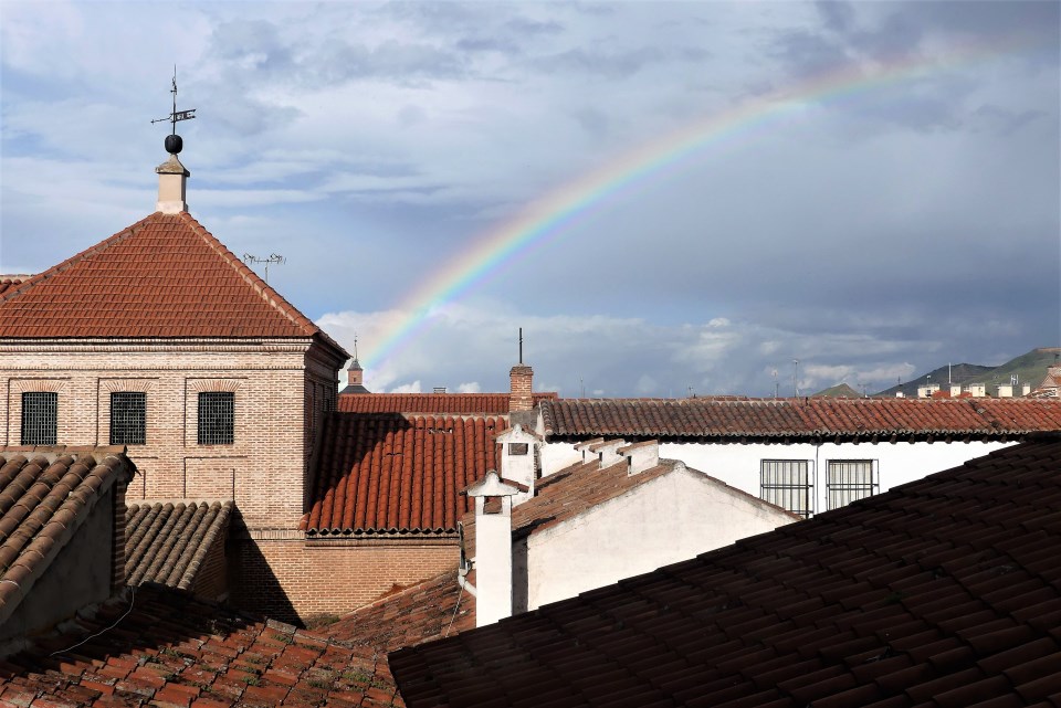 Un arco iris de abril en la Ciudad Patrimonio de la Humanidad