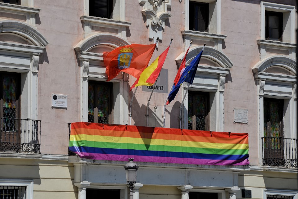 Bandera arcoíris en el balcón del Ayuntamiento por el Orgullo LGBT AH 21