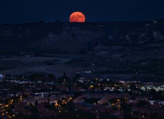 la primera Luna llena de agosto de 2023, la superluna del 'esturión', desde el cerro del Viso