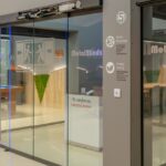 Cómo funciona una puerta automática y qué piezas intervienen en el proceso