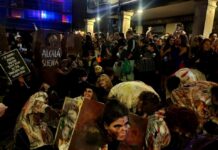 La cultura resucita en Alcalá: miles de zombis toman la calle Mayor al grito de “¡Por una cultura sin sepultura!”