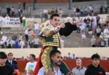 Tres orejas y Puerta Grande para un rotundo Fernando Adrián en Alcalá