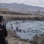La crisis de Ceuta, el espigón y la natación de Kafka | Por Antonio Campuzano