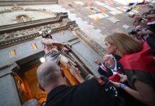 Multitudinaria y emotiva ‘Ofrenda Floral al Cristo de las Peñas’ antes del pregón