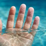 ¿POR QUÉ SE ARRUGAN LOS DEDOS EN EL AGUA? | Por Manuel Peinado Lorca