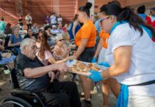 Paquito el Chocolatero, merienda y mucho cariño: las Ferias que no se olvidan de sus mayores