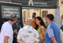 Alcalá mira ya al cielo: vecinos se preparan para el eclipse total con gafas y consejos para verlo con seguridad