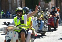 Casi 300 Vespas rugen en Alcalá y convierten la ciudad en la capital del scooter clásico